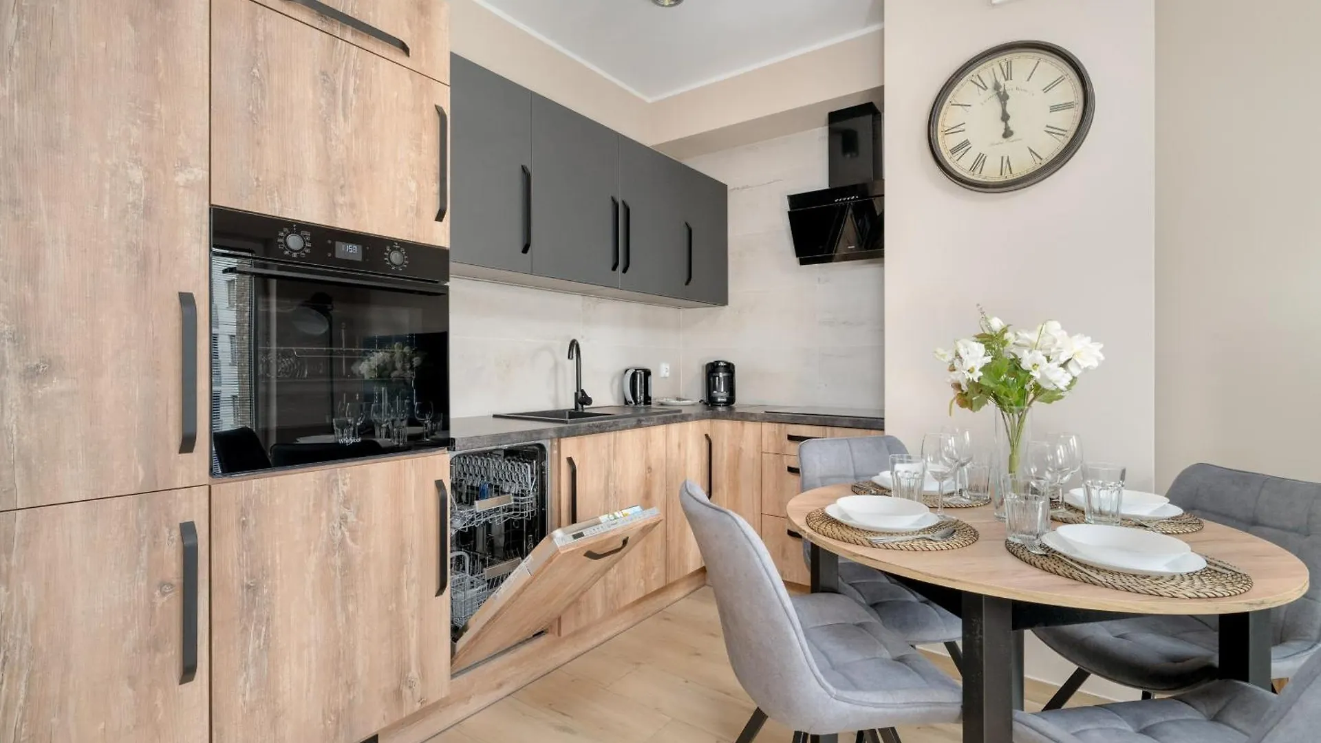 Cosy And Bright Apartment With Parking In Poznan By Noclegi Renters