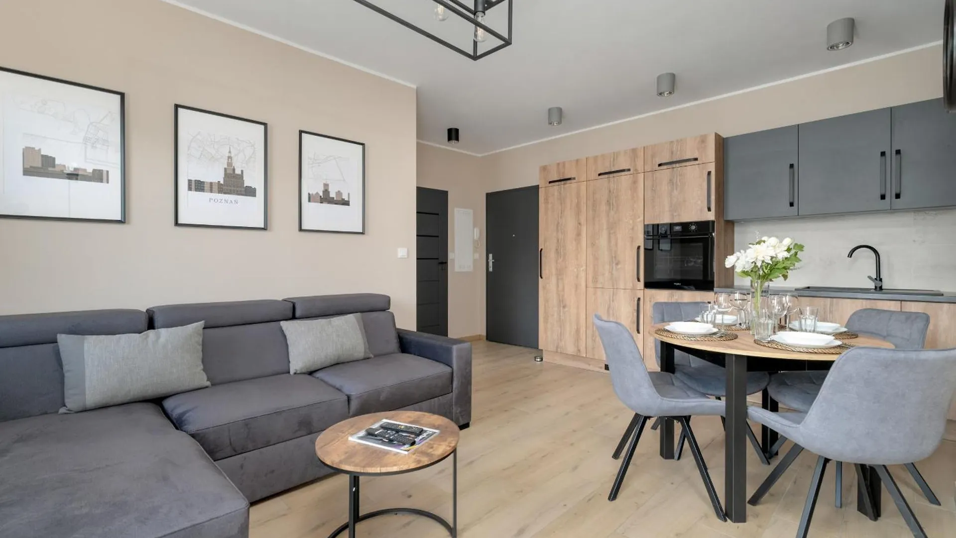 Cosy And Bright Apartment With Parking In Poznan By Noclegi Renters