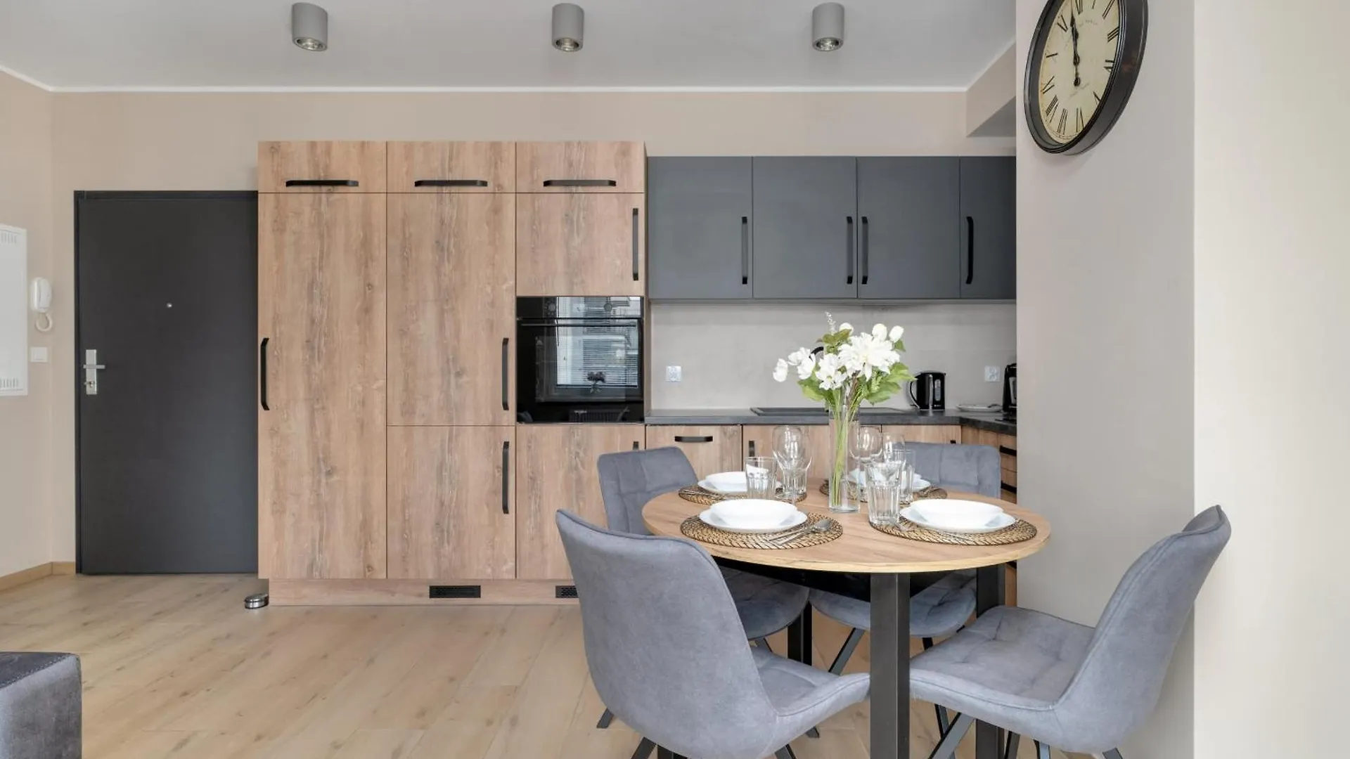 Cosy And Bright Apartment With Parking In Poznan By Noclegi Renters