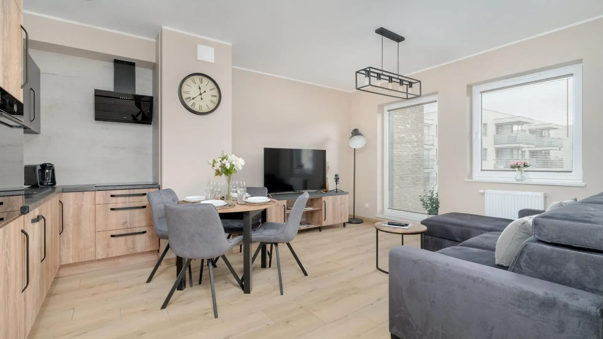 Cosy And Bright Apartment With Parking In Poznan By Noclegi Renters