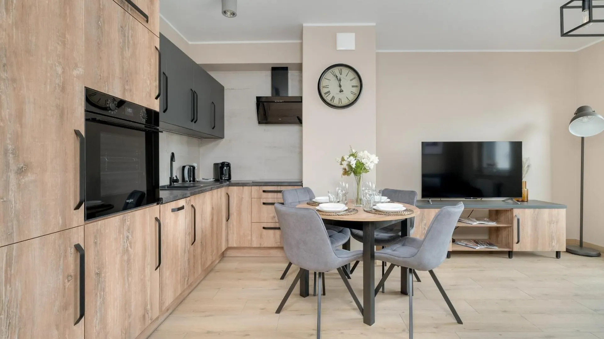 Cosy And Bright Apartment With Parking In Poznan By Noclegi Renters Polsko